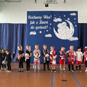 Dzieci w rolach "babci - kociara" oraz "dziadka - kibica"