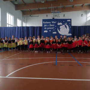 Wszystkie grupy przedszkolne śpiewają piosenkę "Babciu, dziadku - kocham Cię"