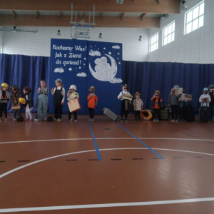 Dzieci w rolach "babci - majsterkowiczka" oraz "dziadek - podróżnik"