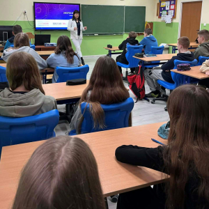 Uczniowie z uwaga słuchają o pracy agenta ubezpieczeniowego.