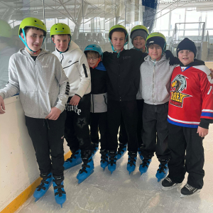 chłopcy uczą się jazdy na łyżwach. 