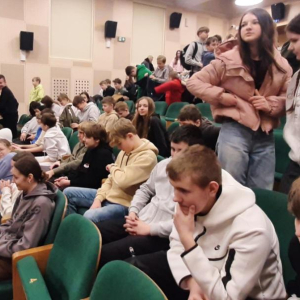 uczniowie  przygotowujący się do obejrzenia przedstawienia.