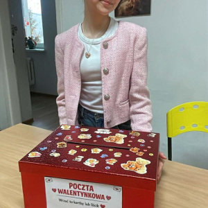 Przewodnicząca SU ze skrzyneczką walentynkową