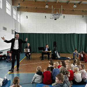 Powitanie przez prowadzącego.