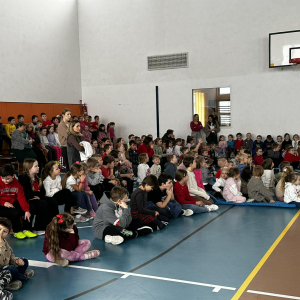 Dzieciaki w skupieniu słuchają koncertu