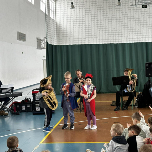 Mali artyści prezentują swoje umiejętności.