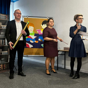 Dyrektor i Panie z biblioteki wręczają uczniom upominki