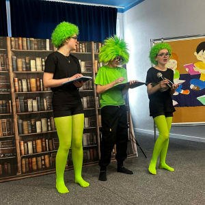 Uczniowie z klasy VI a w przedstawieniu przebrani za mole książkowe