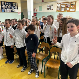 Uczniowie z klasy I składają przyrzeczenie bycia dobrym czytelnikiem