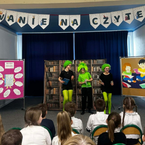 "Mole książkowe" przypominają dzieciom zasady korzystania z biblioteki szkolnej