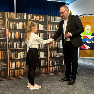 Pan Dyrektor dokonuje uroczystego pasowania na czytelnika