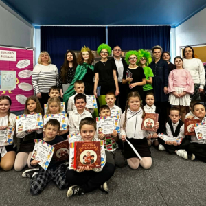 Zdjęcie grupowe uczniów w dniu Pasowania na czytelnika