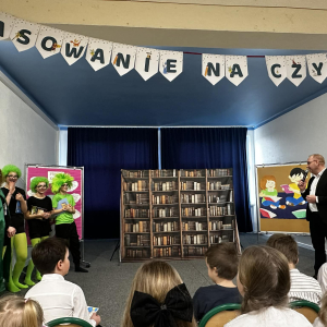 Pan Dyrektor składa uczniom podziękowania za występ