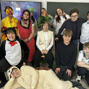 Uczniowie z klasy VI b w strojach do inscenizacji wiersza " Rzepka" J. Tuwima