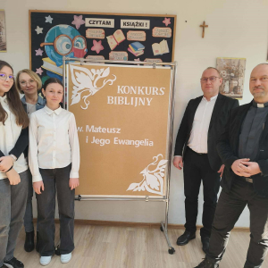 komisja konkursowa z uczennicami 