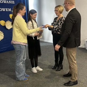 Pan dyrektor i p. Jagienka wręczają zasłużone nagrody