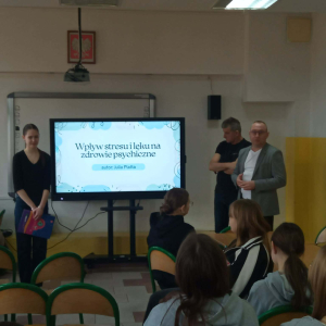 Uczniowie starszych klas podczas warsztatów dotyczących stresu i emocji