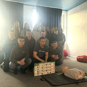 Zajęcia z podstaw pierwszej pomocy w klasie VIII na lekcji Edukacja dla bezpieczeństwa