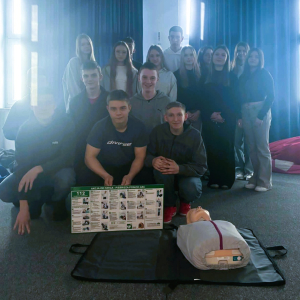 Zajęcia z podstaw pierwszej pomocy w klasie VIII na lekcji Edukacja dla bezpieczeństwa