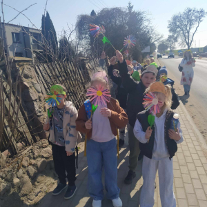 Ze śpiewem na ustach i nowym kwiatkiem wracamy do szkoły.