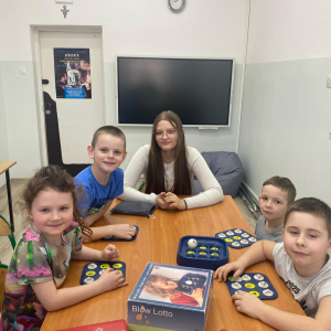 Uczniowie młodszych klas z uczennicą klasy 7A podczas zajęć. 