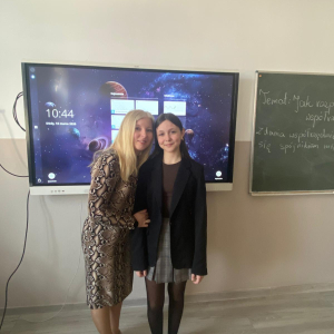 Uczennica klasy 7B wraz z nauczycielem języka polskiego.