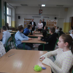 Wspólne chwile tuż przed rozdaniem arkuszy konkursowych