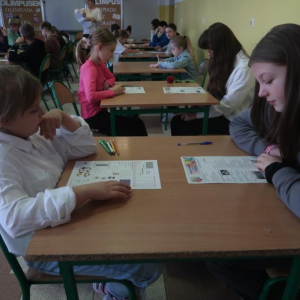 Uczniowie podczas rozwiązywania zadań konkursowych z języka angielskiego i geografii