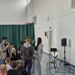 Pan Dobromir przypomniał uczniom klas 7 i 8 o wartości pomagania sobie nawzajem 