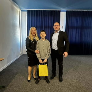 Mikołaj z p. Dyrektorem i p. Asią - opiekunką konkursu