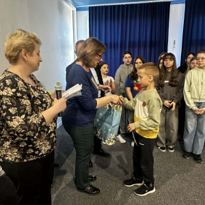 Bartek odbiera nagrodę