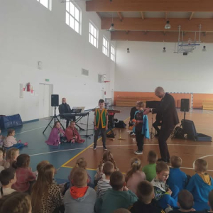 Dziewczynka gra na marakasach