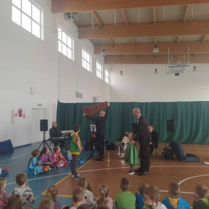 Artysta prezentuje ksylofon