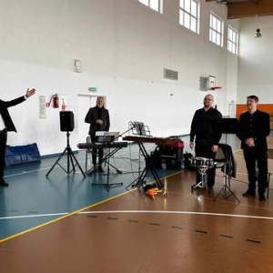 Konferansjer przedstawia artystów z Agencji Artystycznej "MAT" z Olsztyna