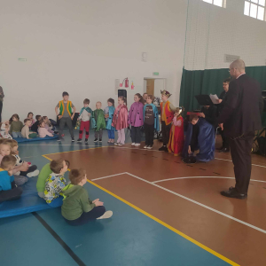 Ukłon małych aktorów biorących udział w przedstawieniu