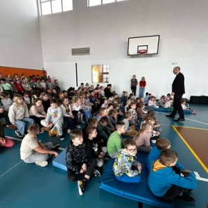 Publiczność w skupieniu słucha koncertu