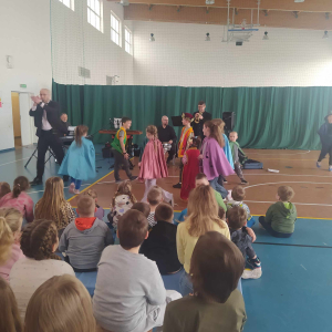 Mali aktorzy tańczą