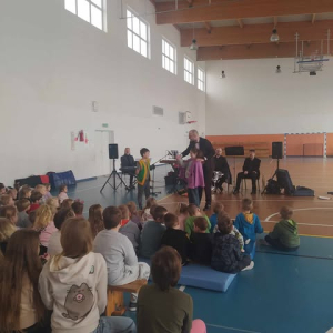 Dzieci poznają trójkąt