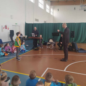 Przedszkolak uczy się grać na ksylofonie