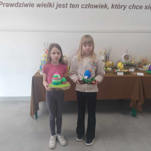 Dziewczynki z klasy III prezentują swoje stroiki