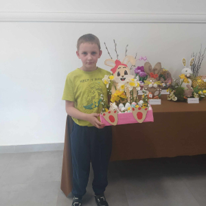 Michał z dumą prezentuje swój stroik