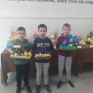Chłopcy z klasy I prezentują swoje prace