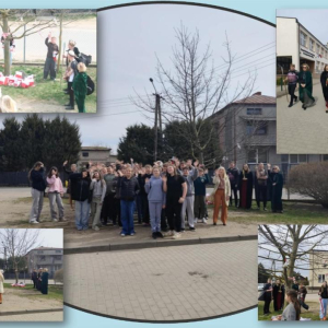 Świętujemy 10- te urodziny naszego szkolnego drzewka- pamiątkowe zdjęcie...