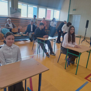 Nasze uczennice w oczekiwaniu na pytania konkursowe