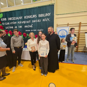 Z ks. kan. dr Grzegorzem Zakrzewskim - dyrektorem Wydziału Katechetycznego w Płocku tuż po wręczeniu dyplomów i nagród