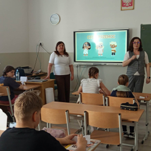 Klasa IV podczas zajęć warsztatowych z pracownikami GOPSu na temat cyberprzemocy