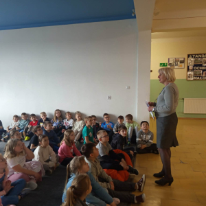  Pani pielęgniarka opowiada uczniom klas I-III jak zdrowo żyć