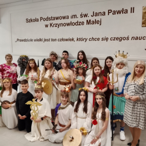 Boginie i Bogowie z panią od języka polskiego i z wychowawczynią