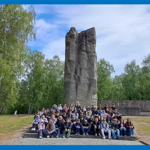 Wspólne zdjęcie pod Pomnikiem Ofiar zamordowanych w Stutthof...
