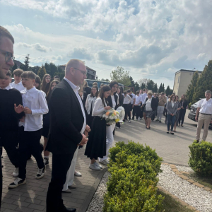 Składamy kwiaty na pomniku św. Jana Pawła II